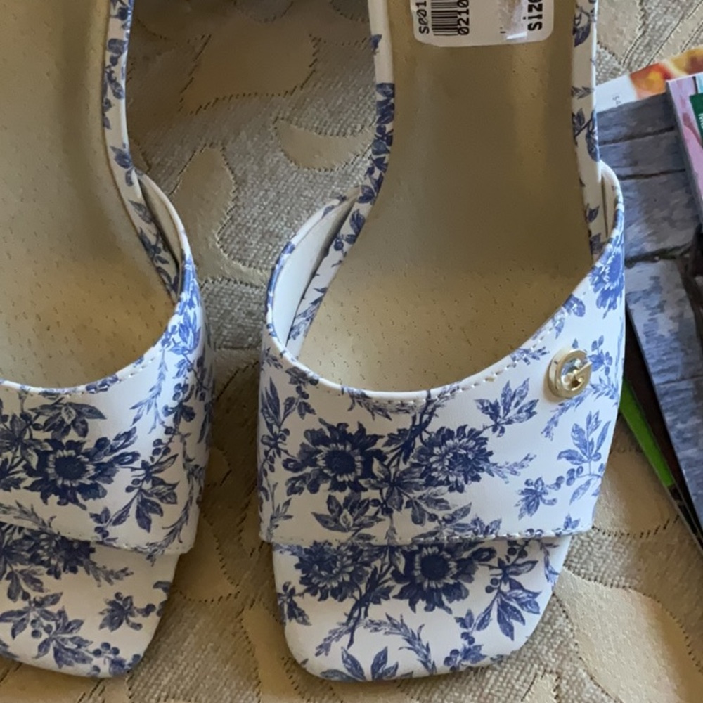 GUESS Women's Gallai Heeled Sandal NWOT - Picture 5 of 12